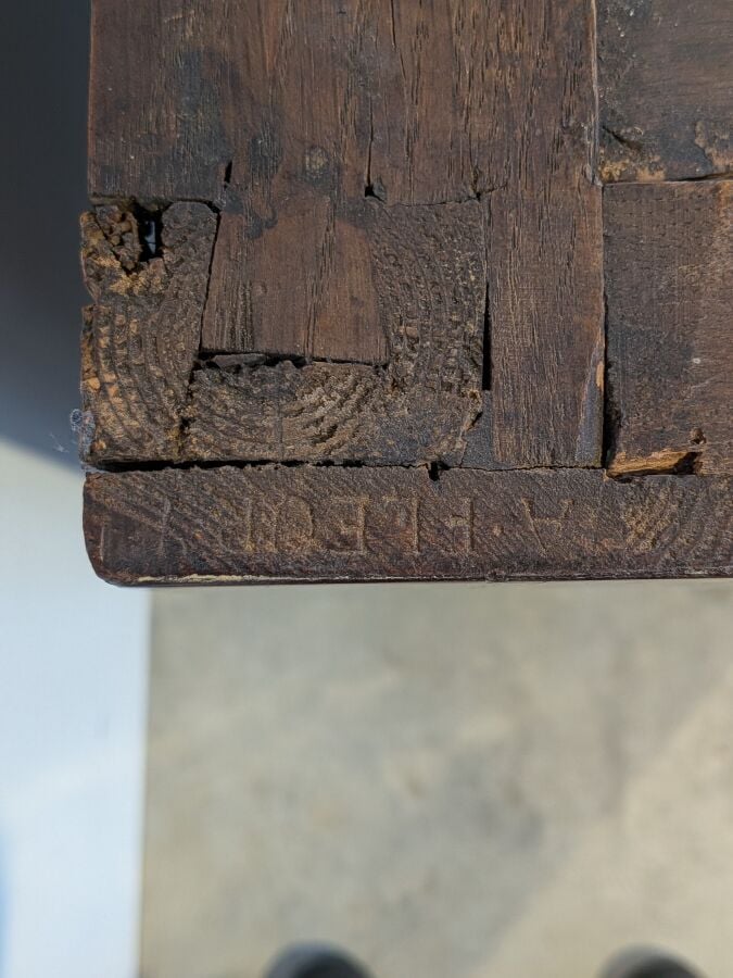 COMMODE galbée en placage de marqueterie ouvrant par trois tiroirs en façade ;…