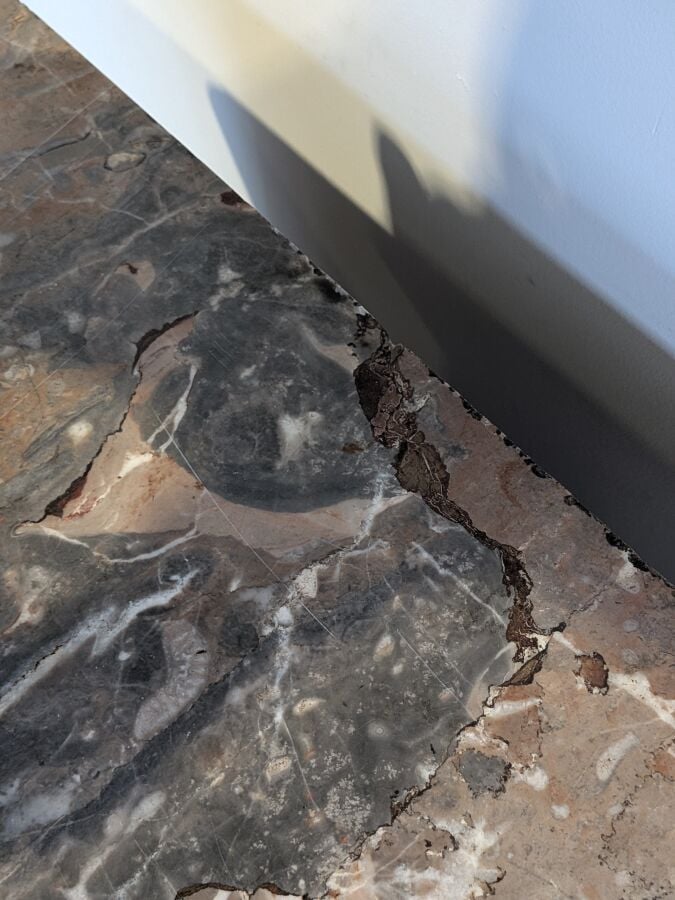 COMMODE galbée en placage de marqueterie ouvrant par trois tiroirs en façade ;…