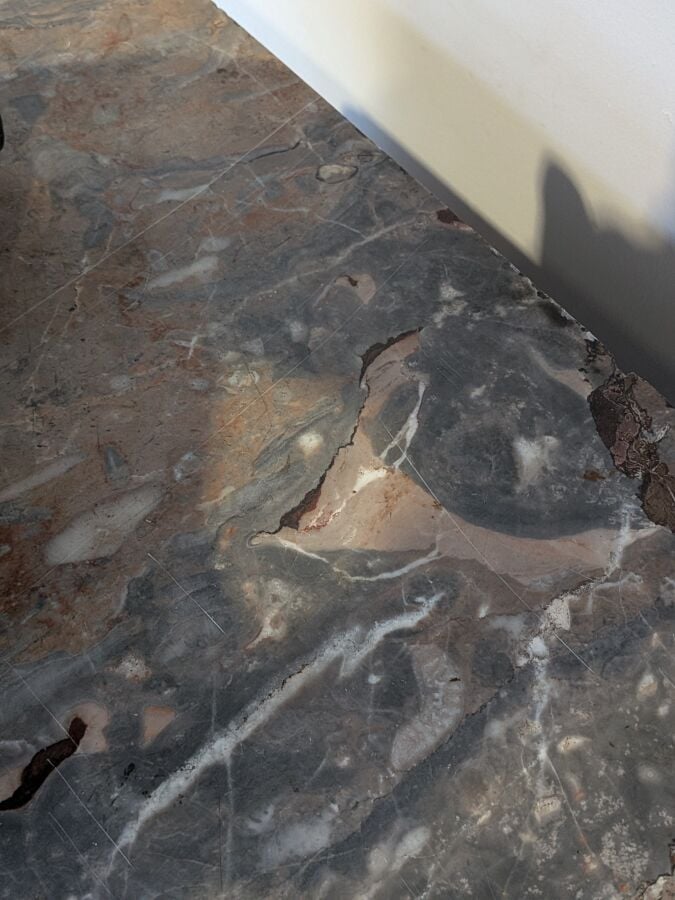 COMMODE galbée en placage de marqueterie ouvrant par trois tiroirs en façade ;…