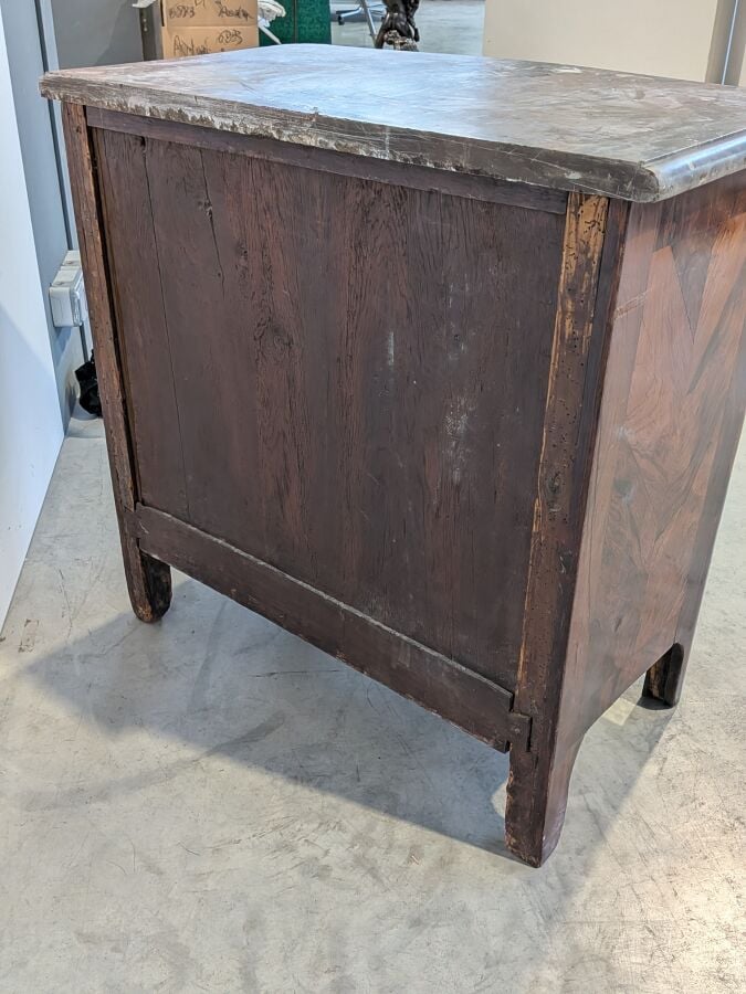 COMMODE galbée en placage de marqueterie ouvrant par trois tiroirs en façade ;…