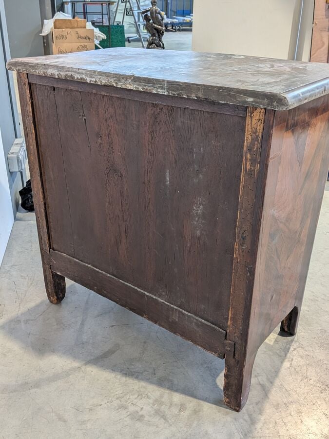 COMMODE galbée en placage de marqueterie ouvrant par trois tiroirs en façade ;…