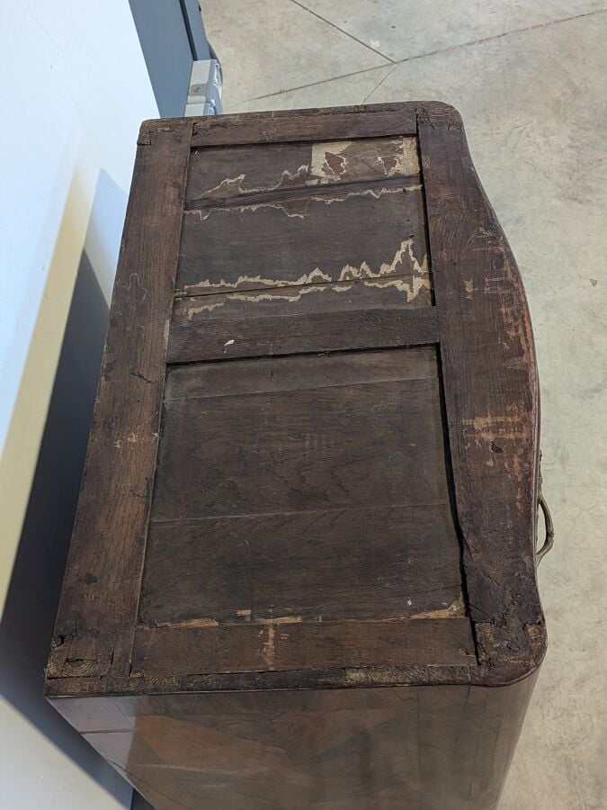 COMMODE galbée en placage de marqueterie ouvrant par trois tiroirs en façade ;…
