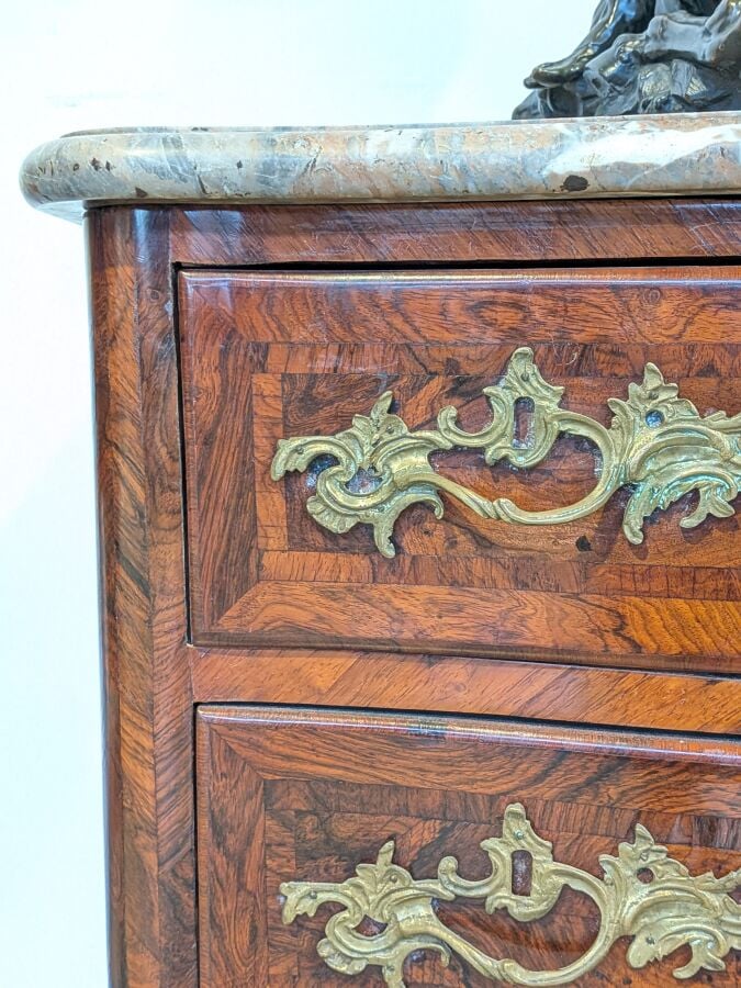COMMODE galbée en placage de marqueterie ouvrant par trois tiroirs en façade ;…