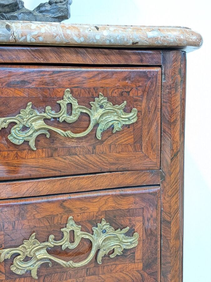 COMMODE galbée en placage de marqueterie ouvrant par trois tiroirs en façade ;…