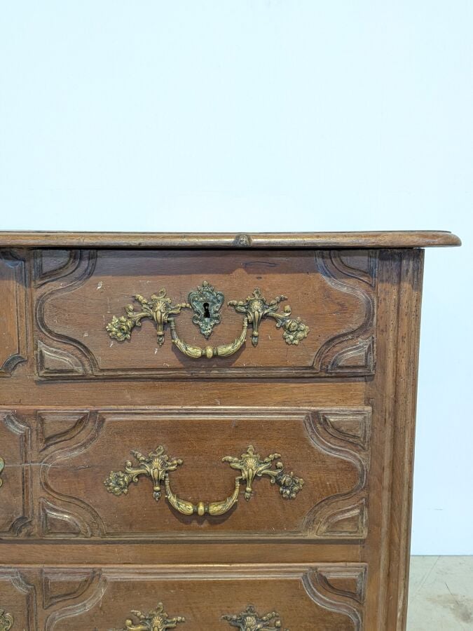 Commode rectangulaire en bois naturel mouluré ouvrant par quatre tiroirs sur de…