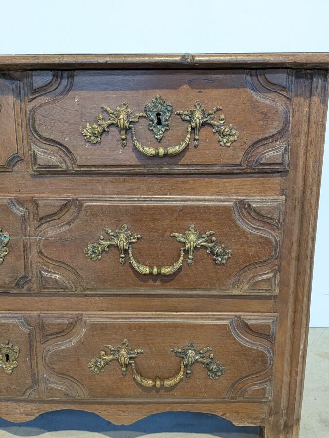 Commode rectangulaire en bois naturel mouluré ouvrant par quatre tiroirs sur de…