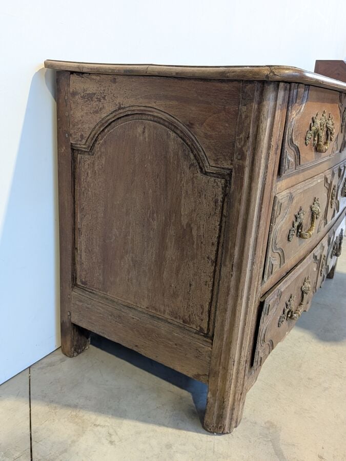 Commode rectangulaire en bois naturel mouluré ouvrant par quatre tiroirs sur de…