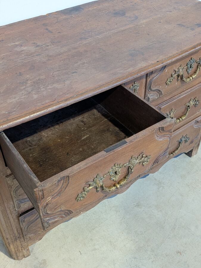 Commode rectangulaire en bois naturel mouluré ouvrant par quatre tiroirs sur de…