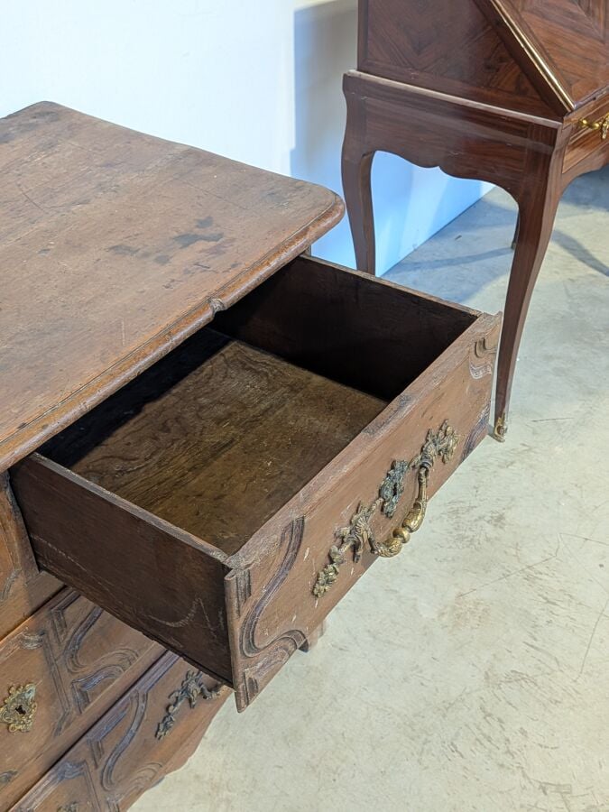 Commode rectangulaire en bois naturel mouluré ouvrant par quatre tiroirs sur de…