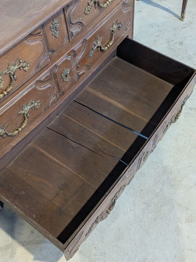 Commode rectangulaire en bois naturel mouluré ouvrant par quatre tiroirs sur de…