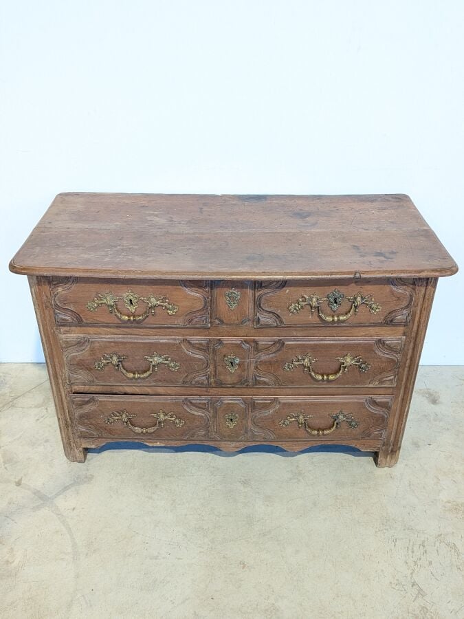 Commode rectangulaire en bois naturel mouluré ouvrant par quatre tiroirs sur de…