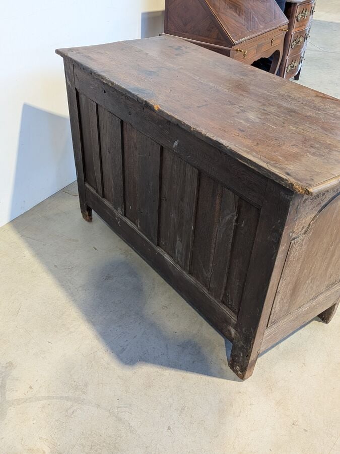 Commode rectangulaire en bois naturel mouluré ouvrant par quatre tiroirs sur de…