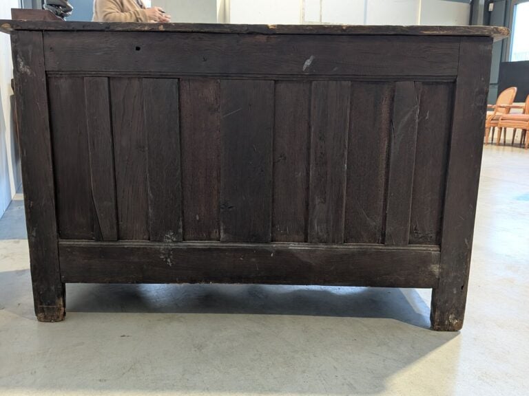Commode rectangulaire en bois naturel mouluré ouvrant par quatre tiroirs sur de…