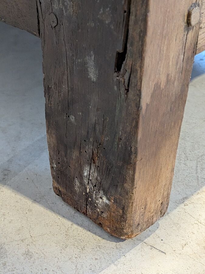 Commode rectangulaire en bois naturel mouluré ouvrant par quatre tiroirs sur de…