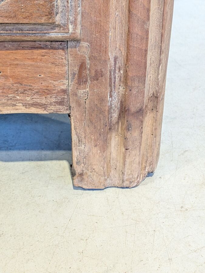 Commode rectangulaire en bois naturel mouluré ouvrant par quatre tiroirs sur de…