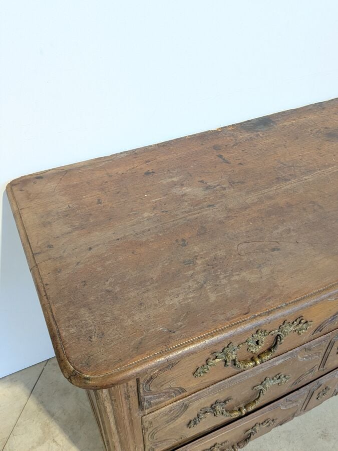 Commode rectangulaire en bois naturel mouluré ouvrant par quatre tiroirs sur de…