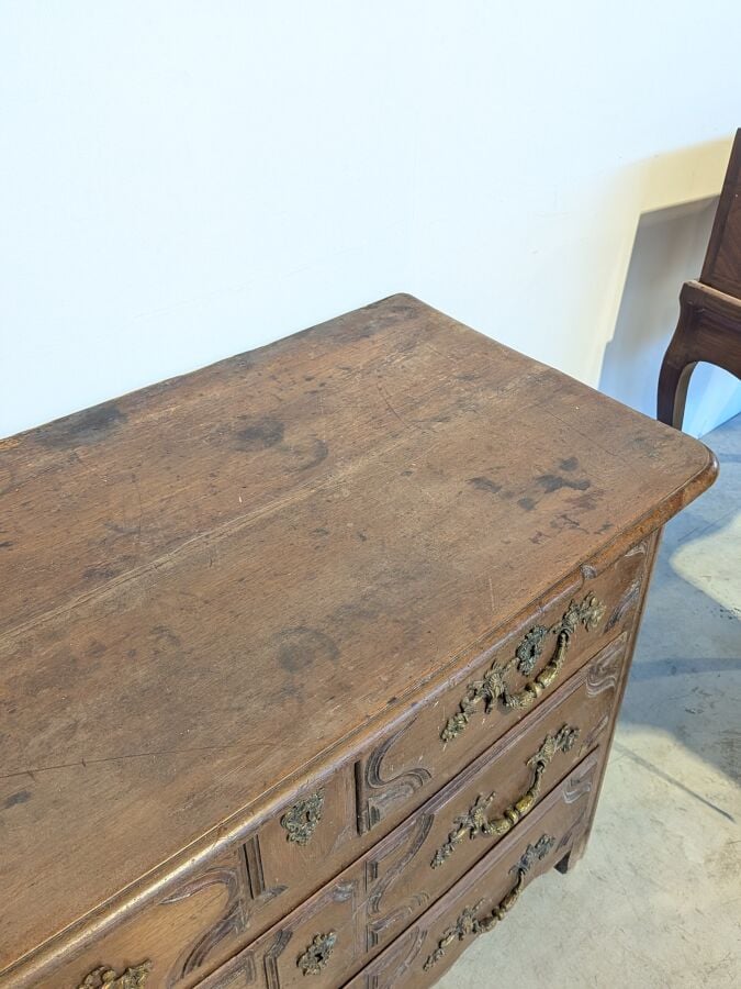 Commode rectangulaire en bois naturel mouluré ouvrant par quatre tiroirs sur de…
