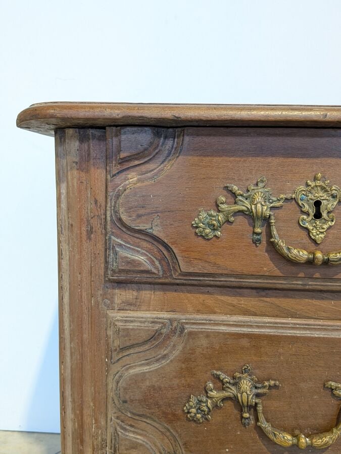 Commode rectangulaire en bois naturel mouluré ouvrant par quatre tiroirs sur de…