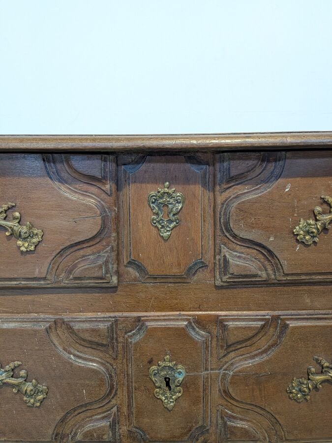 Commode rectangulaire en bois naturel mouluré ouvrant par quatre tiroirs sur de…