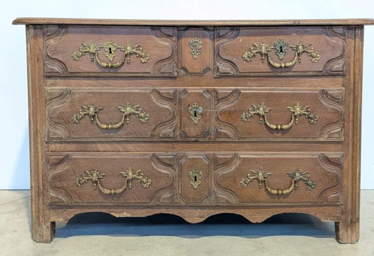 Commode rectangulaire en bois naturel mouluré ouvrant par quatre tiroirs sur de…