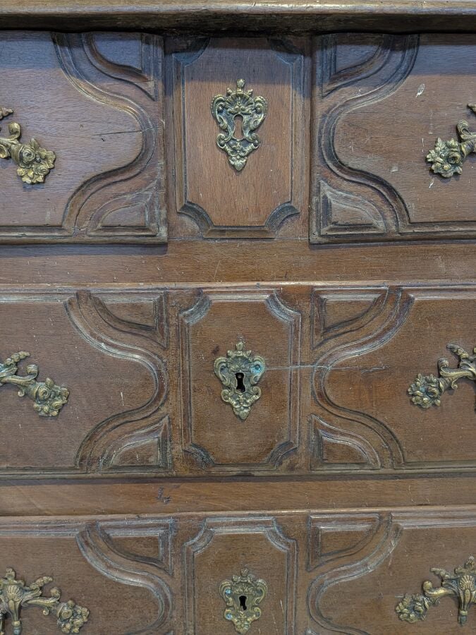 Commode rectangulaire en bois naturel mouluré ouvrant par quatre tiroirs sur de…