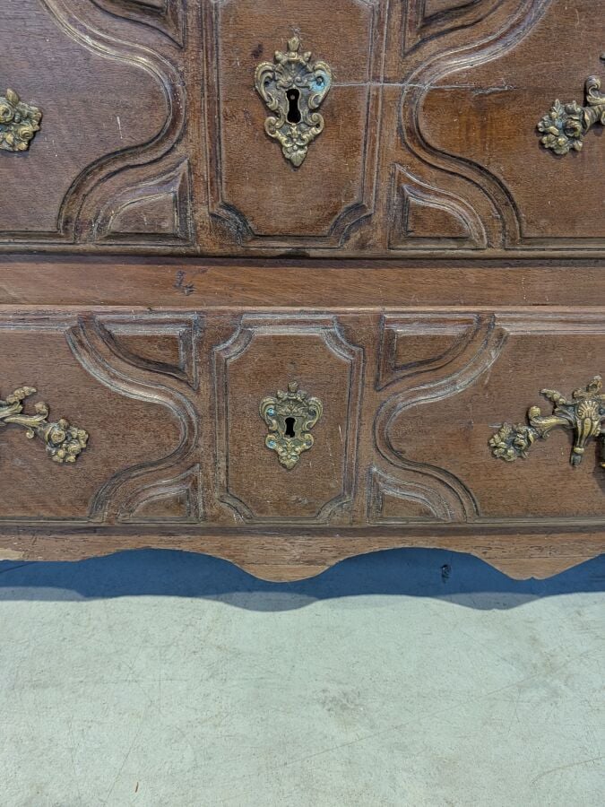 Commode rectangulaire en bois naturel mouluré ouvrant par quatre tiroirs sur de…