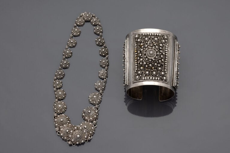 Demi-parure en argent (800) comprenant un collier articulé orné de motifs de fl…