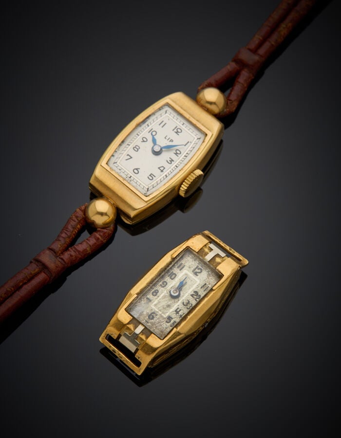 Deux BRACELETS MONTRES "tonneau" de dame en or jaune et or gris (750‰) l'une gé…