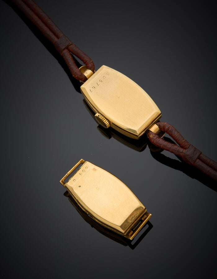 Deux BRACELETS MONTRES "tonneau" de dame en or jaune et or gris (750‰) l'une gé…