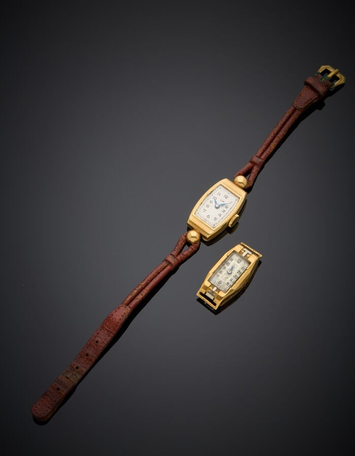 Deux BRACELETS MONTRES "tonneau" de dame en or jaune et or gris (750‰) l'une gé…