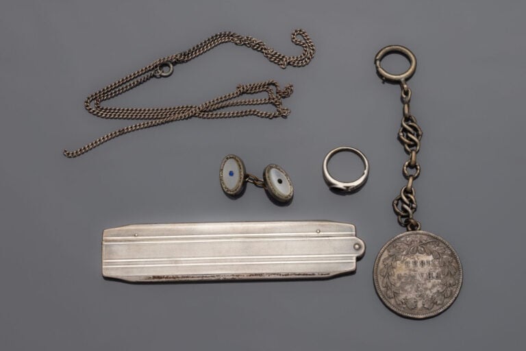 Deux paires de boutons de manchette en métal doré, l'une ronde à décor ajouré d…
