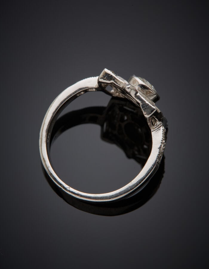 DIAFINI - BAGUE géométrique en or gris (750‰) ajouré, serti d'un diamant taille…