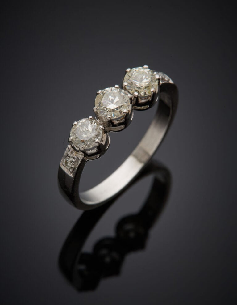 DIAFINI - BAGUE "trilogie" en or gris (750‰) serti de cinq diamants taille bril…