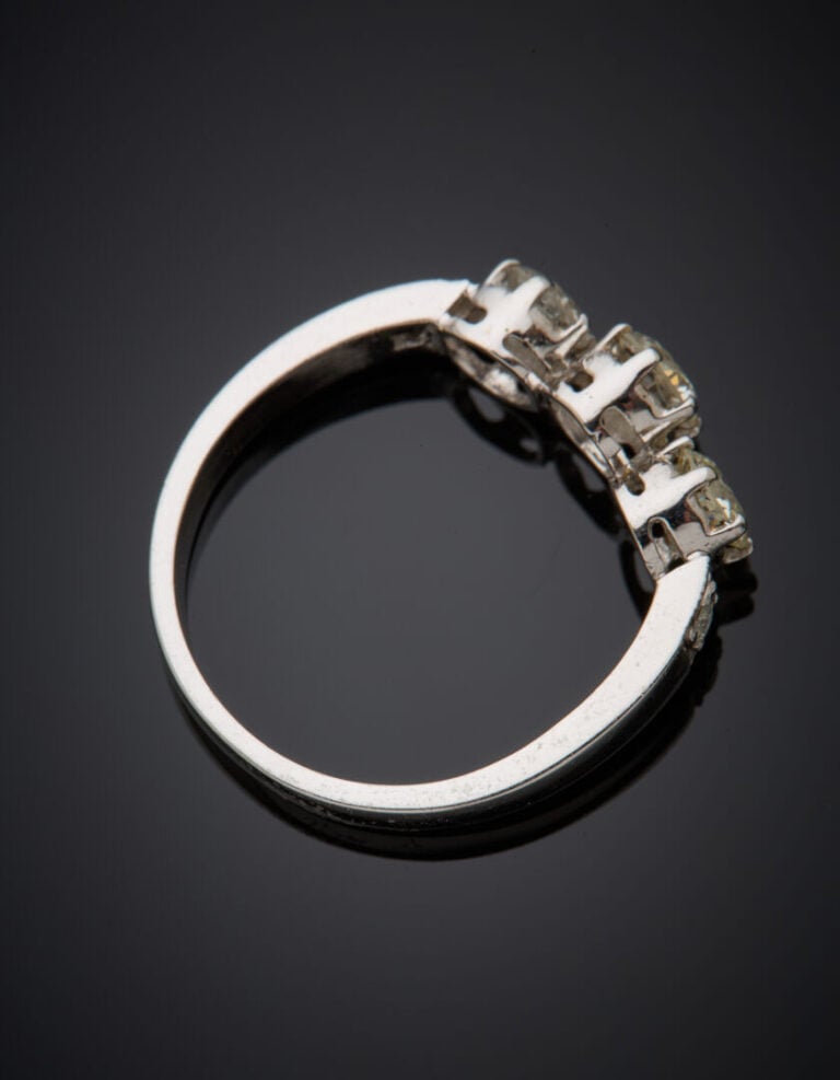 DIAFINI - BAGUE "trilogie" en or gris (750‰) serti de cinq diamants taille bril…