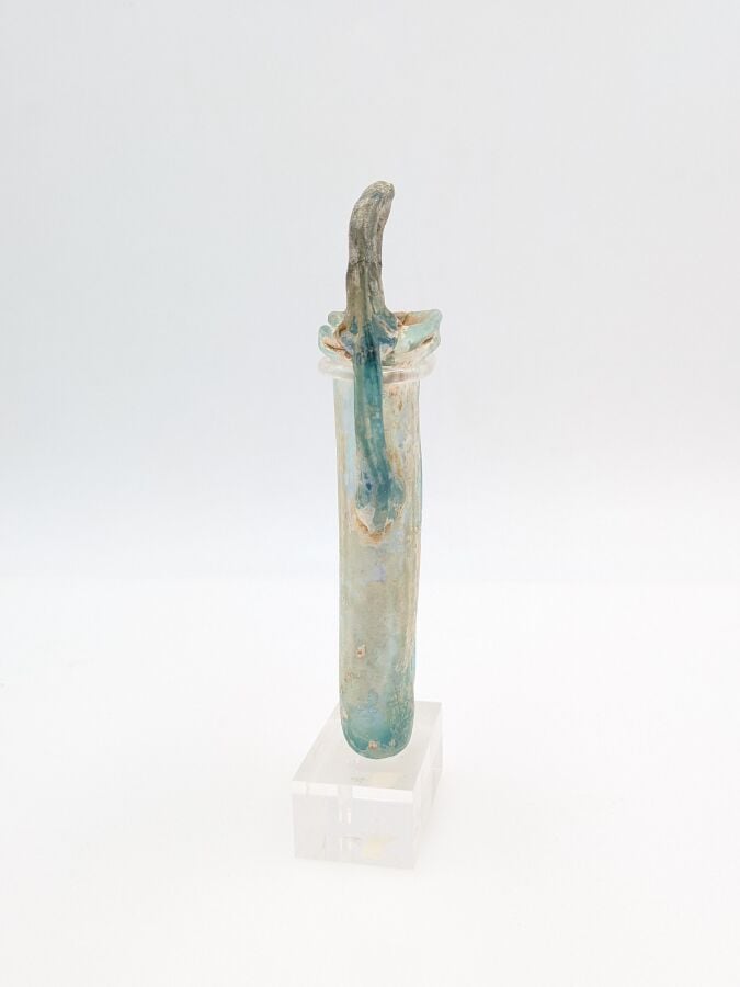 Double balsamaire à anse pont et panse facettée. - Verre bleuté, irisation part…