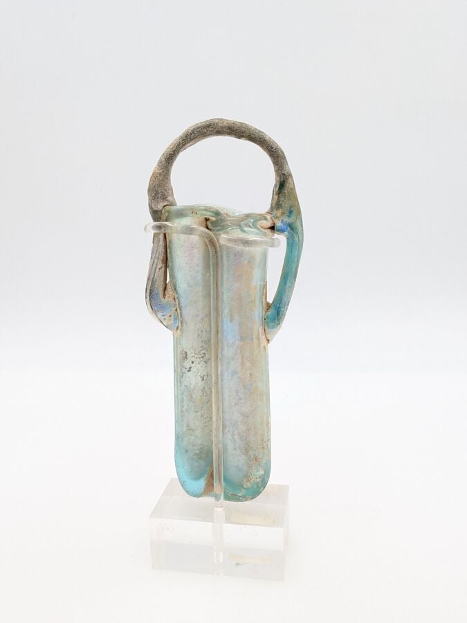 Double balsamaire à anse pont et panse facettée. - Verre bleuté, irisation part…