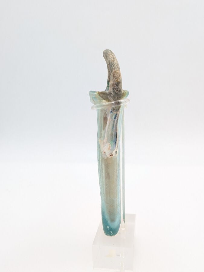 Double balsamaire à anse pont et panse facettée. - Verre bleuté, irisation part…