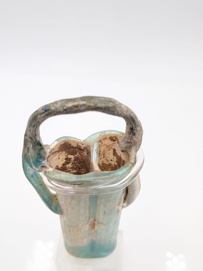 Double balsamaire à anse pont et panse facettée. - Verre bleuté, irisation part…