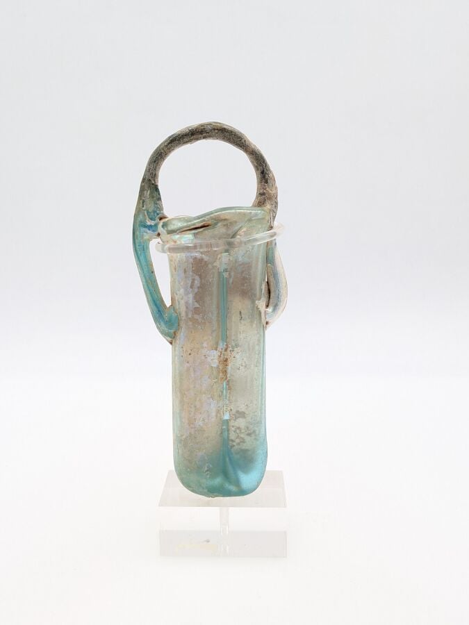 Double balsamaire à anse pont et panse facettée. - Verre bleuté, irisation part…