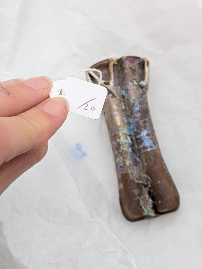 Double balsamaire a décor de filets en dents de scie au niveau de la lèvre. - V…