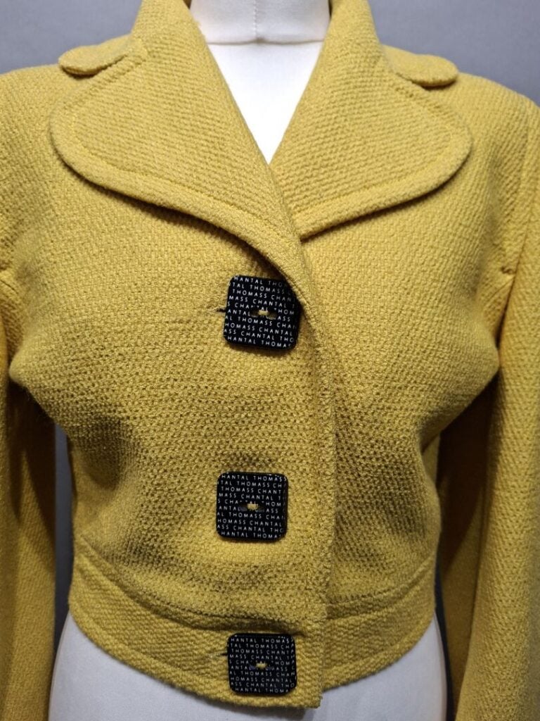ESCADA, SUITE... Une marque CHANTAL THOMASS - Lot de deux vestes en tweed jaune