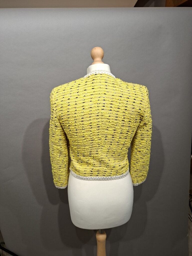 ESCADA, SUITE... Une marque CHANTAL THOMASS - Lot de deux vestes en tweed jaune
