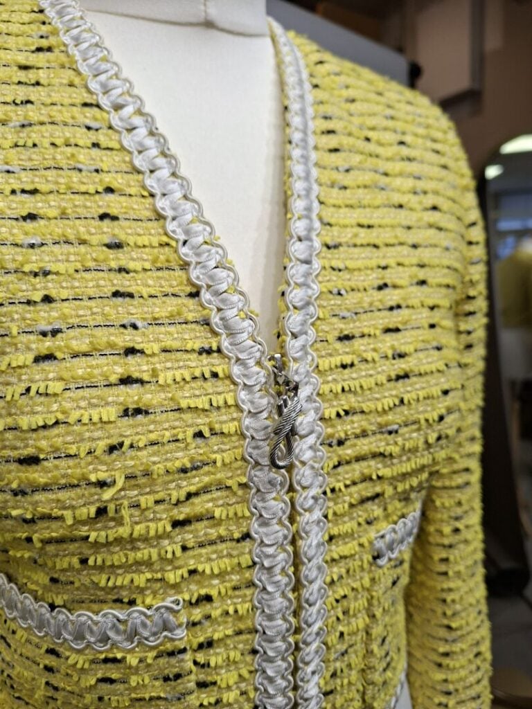 ESCADA, SUITE... Une marque CHANTAL THOMASS - Lot de deux vestes en tweed jaune