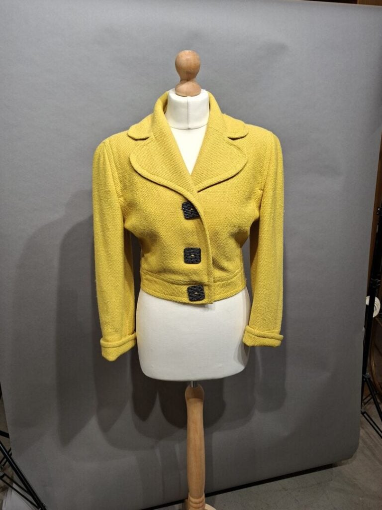 ESCADA, SUITE... Une marque CHANTAL THOMASS - Lot de deux vestes en tweed jaune