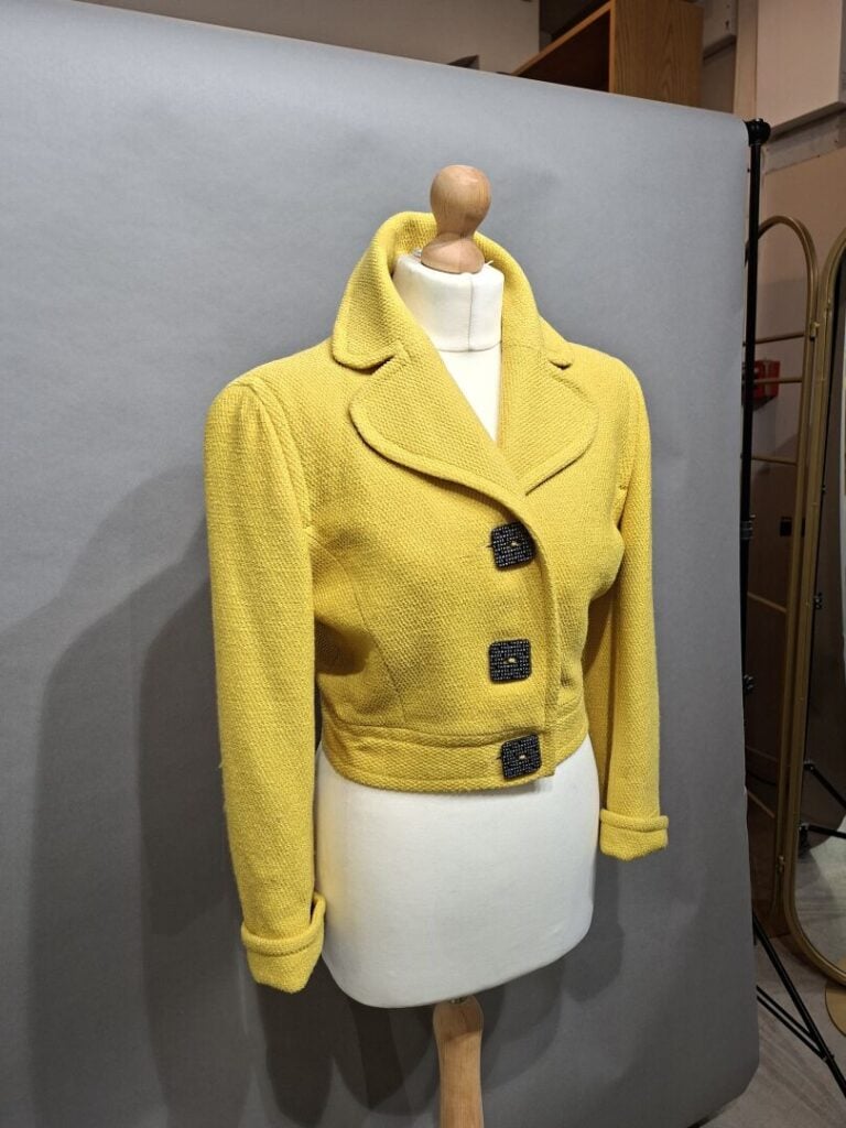 ESCADA, SUITE... Une marque CHANTAL THOMASS - Lot de deux vestes en tweed jaune