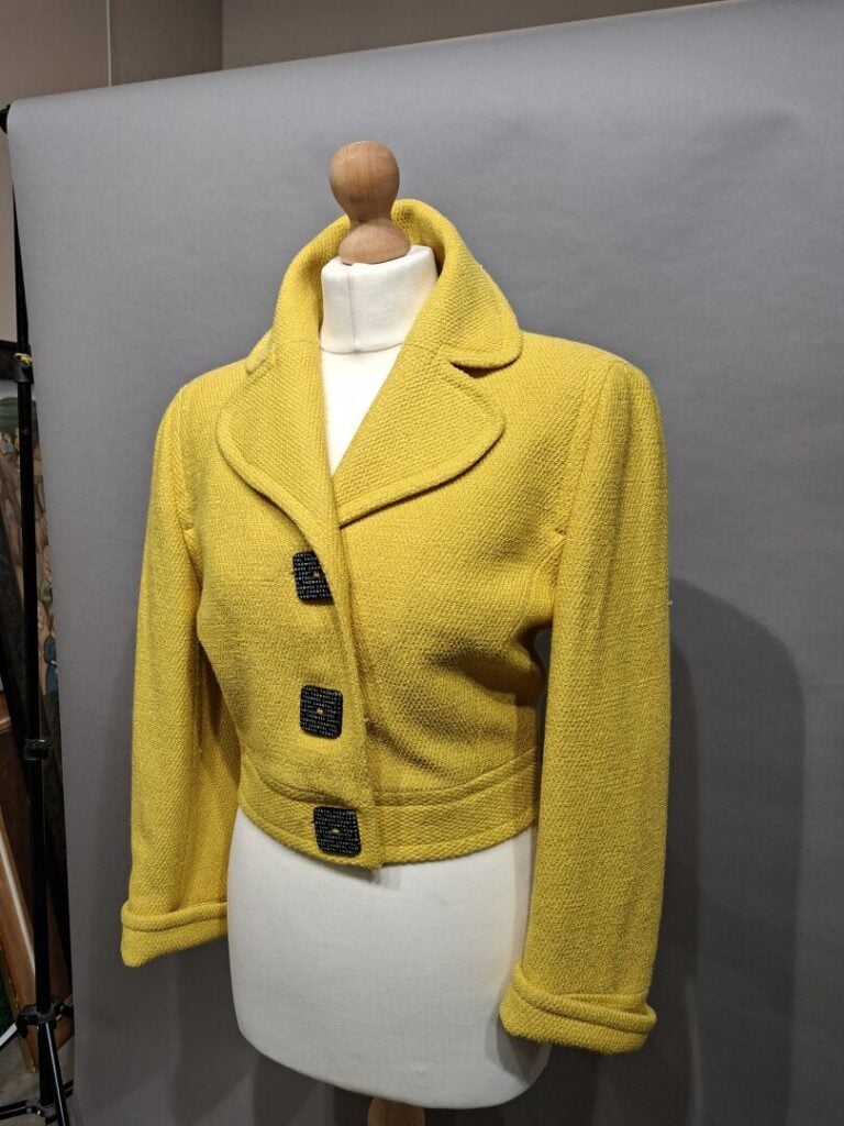 ESCADA, SUITE... Une marque CHANTAL THOMASS - Lot de deux vestes en tweed jaune