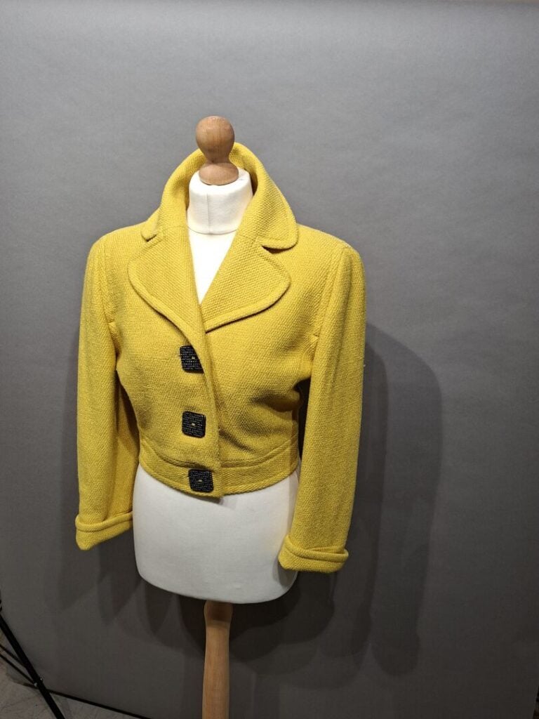 ESCADA, SUITE... Une marque CHANTAL THOMASS - Lot de deux vestes en tweed jaune