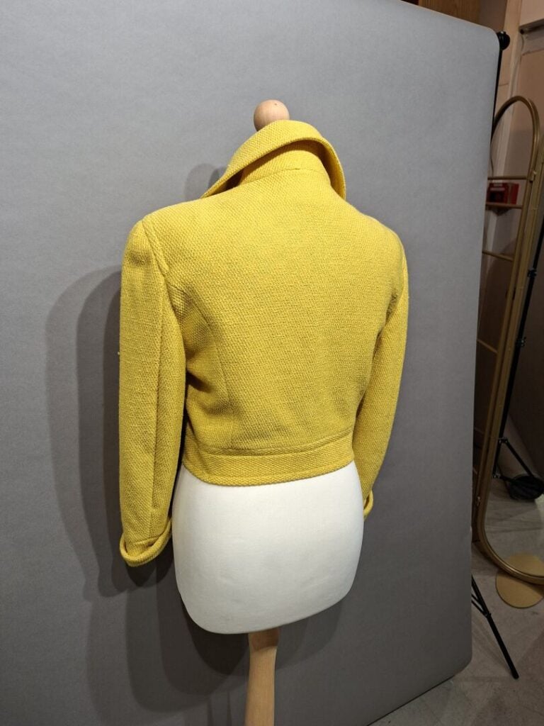 ESCADA, SUITE... Une marque CHANTAL THOMASS - Lot de deux vestes en tweed jaune