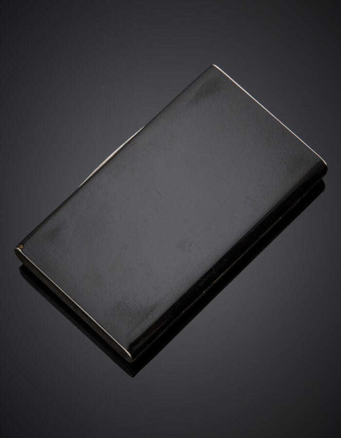 ETUI rectangulaire en argent et vermeil (min. 800‰) orné de laque noir (usures)…