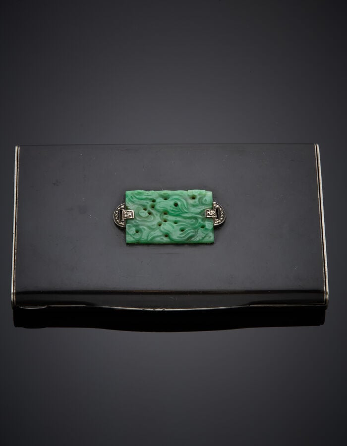 ETUI rectangulaire en argent et vermeil (min. 800‰) orné de laque noir (usures)…